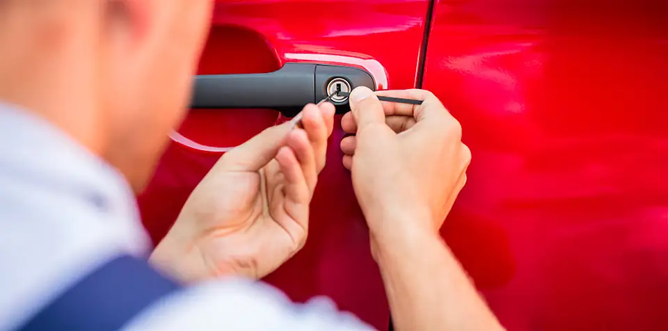 Ouverture de portière de véhicule par un serrurier automobile